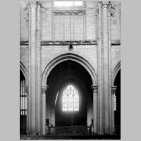 Collégiale Notre-Dame de Poissy, photo Molinard, culture.gouv.fr,  nef détail de la travée au revers du portail sud.jpg